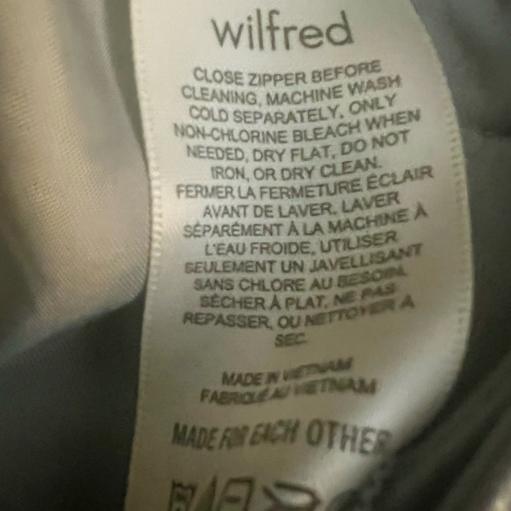 Wilfred By; Aritzia Light Gray Faux Soft LeatherWomen’s Pants, Size 2 - Picture 6 of 9